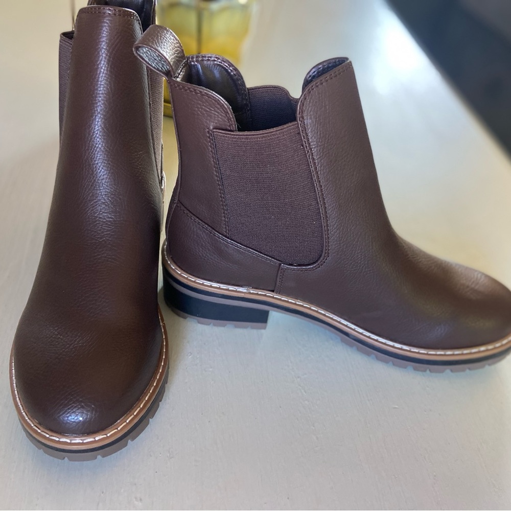 New KENSIE Khai Lug Sole Chelsea Boot